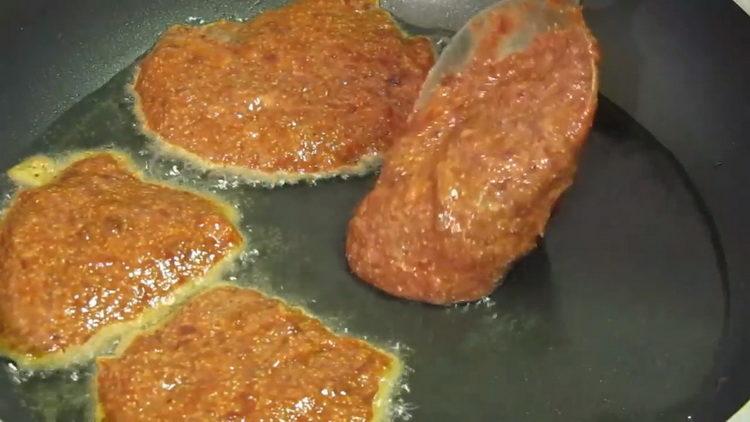 To cook, fry the minced meat