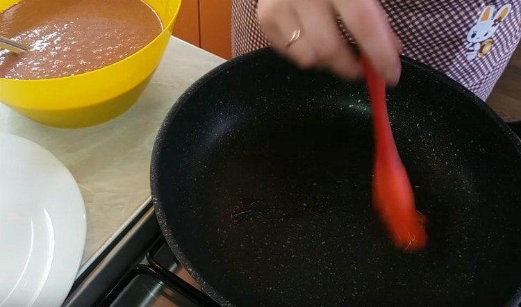 Lubricate a preheated pan with vegetable oil.