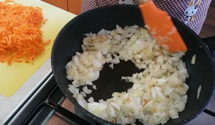 Fry the onions in a pan.