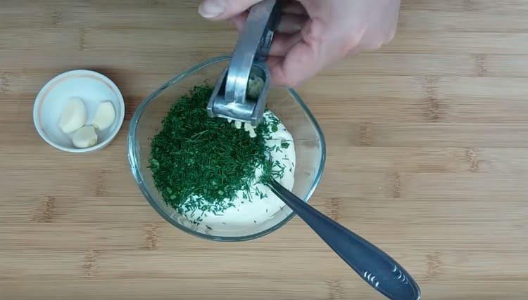 Add the garlic and dill to the sour cream.