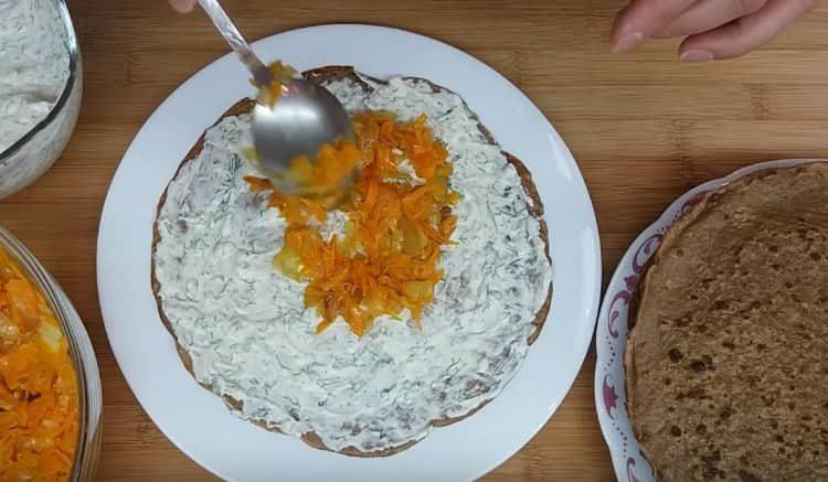 engrase cada panqueque con salsa de mayonesa y extienda sobre él una porción del relleno vegetal.