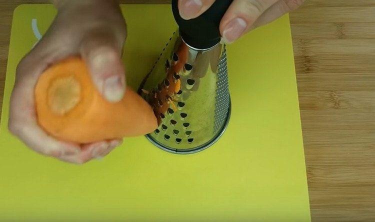 On a coarse grater we rub carrots.