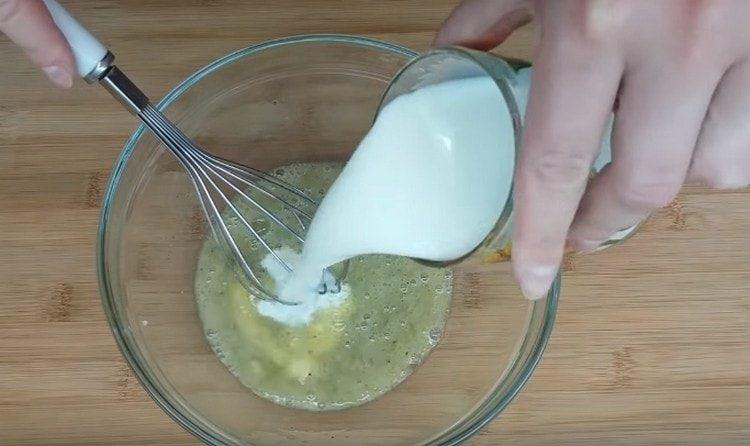 Pridajte mlieko do vaječnej hmoty.