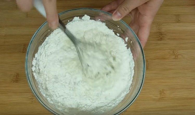 Agregue la harina y mezcle la masa.
