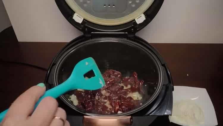 Pomiješajte sastojke da se kuhaju.