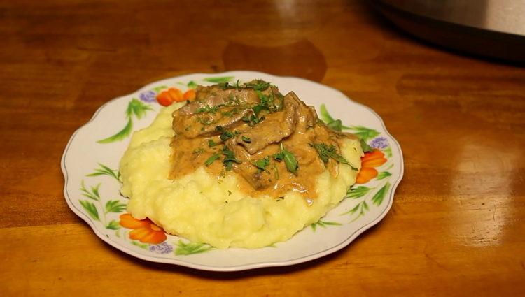 le foie à la crème sure dans une mijoteuse est prêt