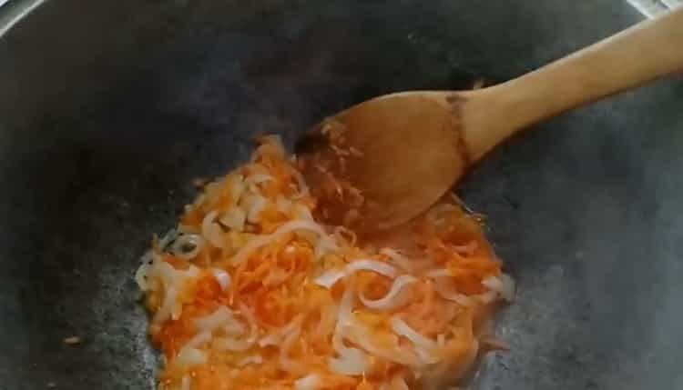 Freír verduras para cocinar