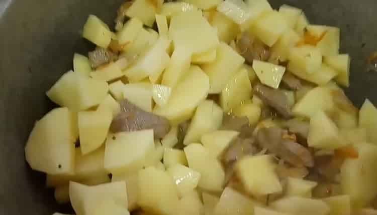 Ajouter des pommes de terre pour cuisiner