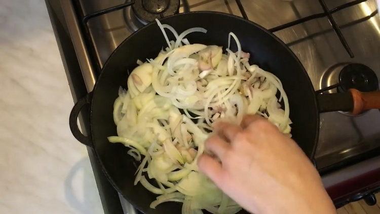 Para cocinar el hígado, fríe las cebollas.