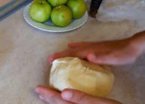 Nježno korito tijesta za pite od jabuka
