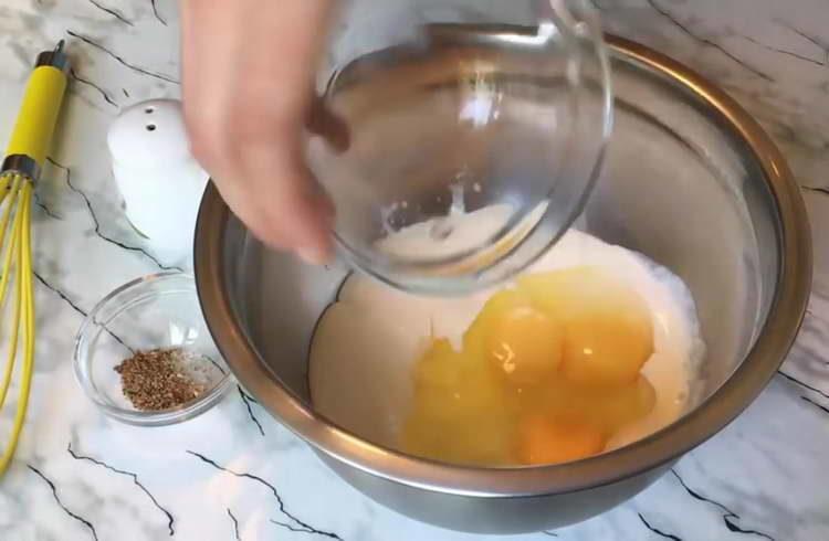 mélanger les œufs et la crème sure