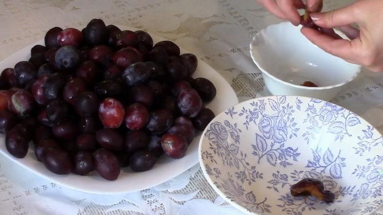 Cooking jam from plums