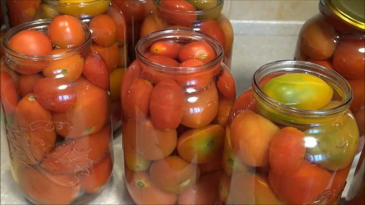 remplir les tomates avec de l'eau
