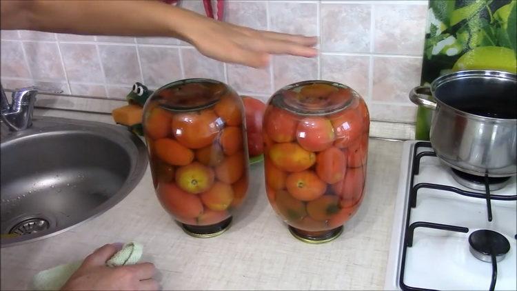 Tomates en escabeche con ácido cítrico según una receta paso a paso con foto