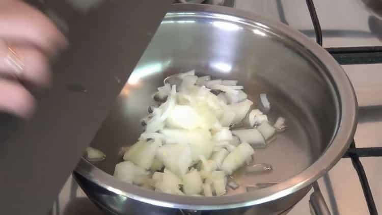 Tostadas, freír las cebollas
