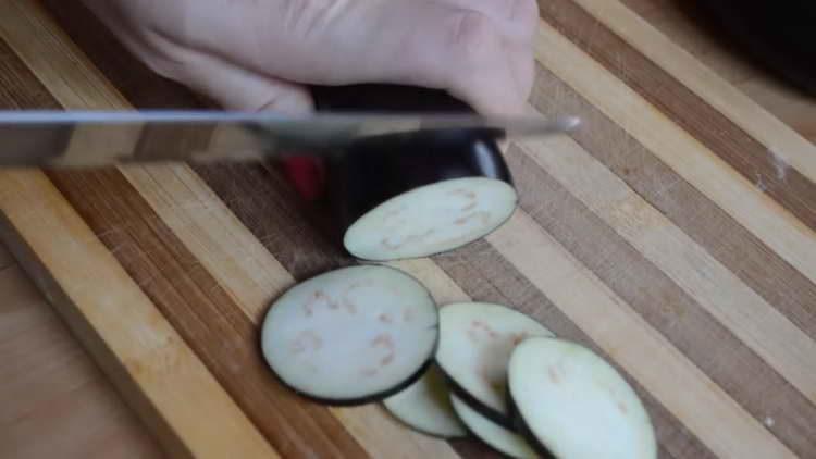 couper les aubergines en cercles