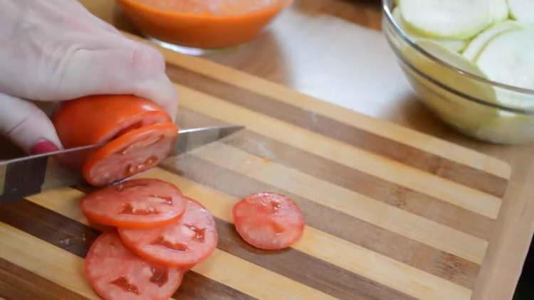 cortar el tomate en círculos