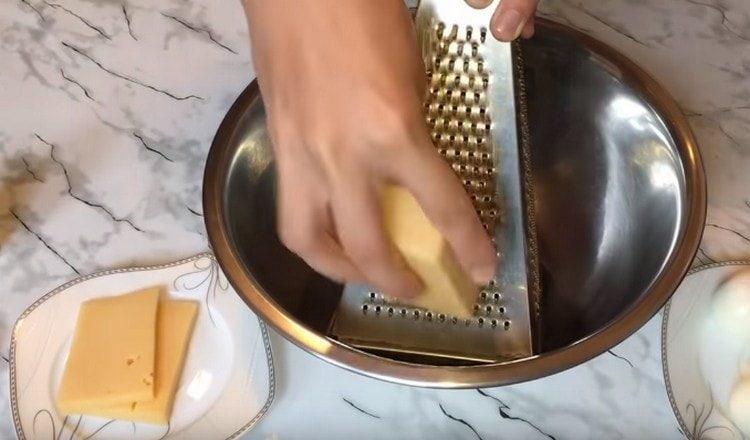 Sur une râpe fine, trois fromages à pâte dure.