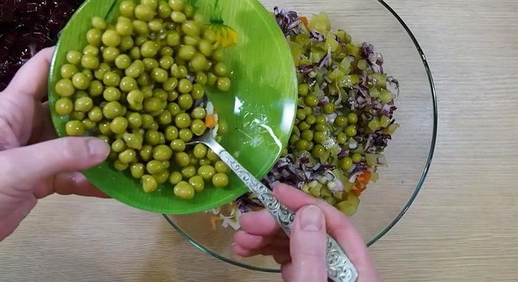 Ajouter des petits pois pour faire une salade