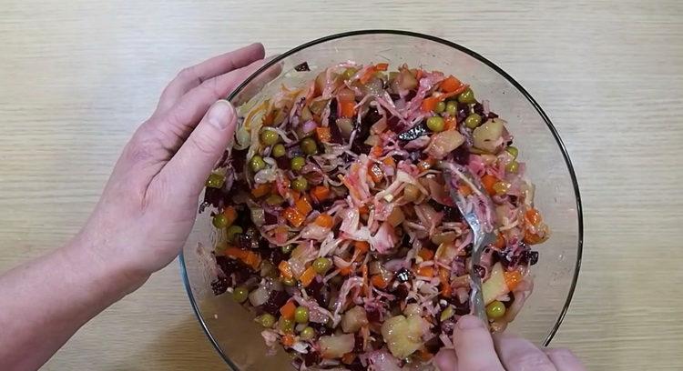 Mezcla los ingredientes para hacer una ensalada.