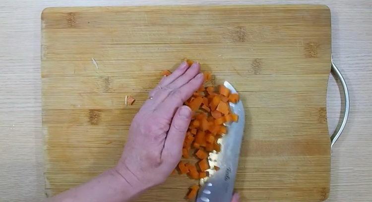 Para hacer una ensalada, pica las zanahorias