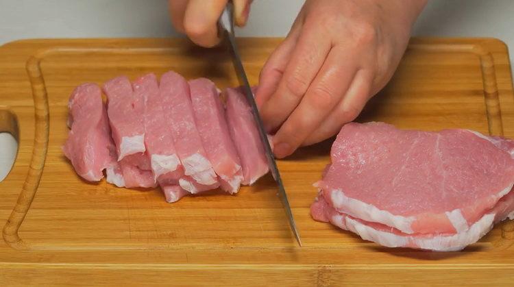 Pour la cuisson, hachez la viande