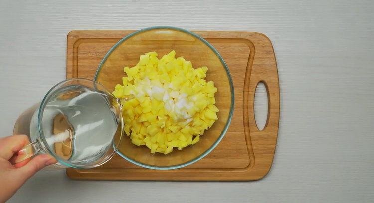 Pour la cuisson, hachez les pommes de terre