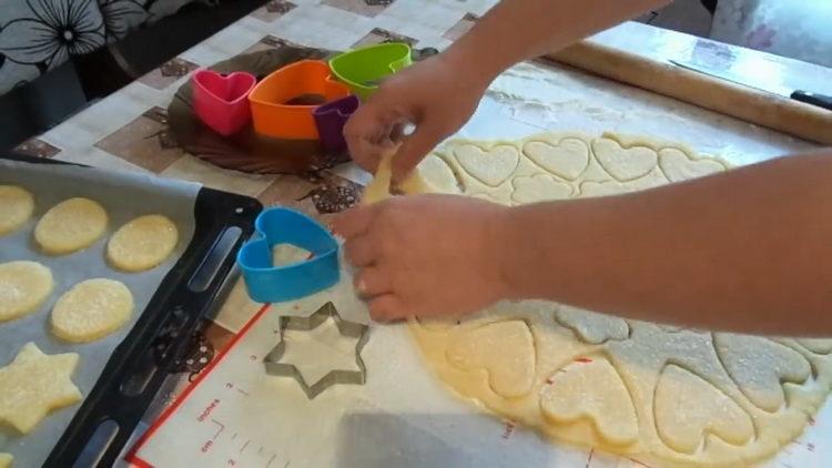 Prepare cookie cutters to make cookies.