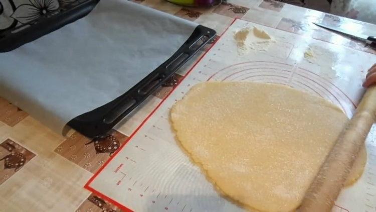 To make cookies, sprinkle the dough with sugar
