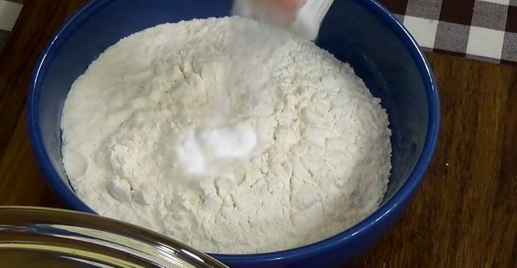 tamizar la harina y mezclarla con levadura en polvo
