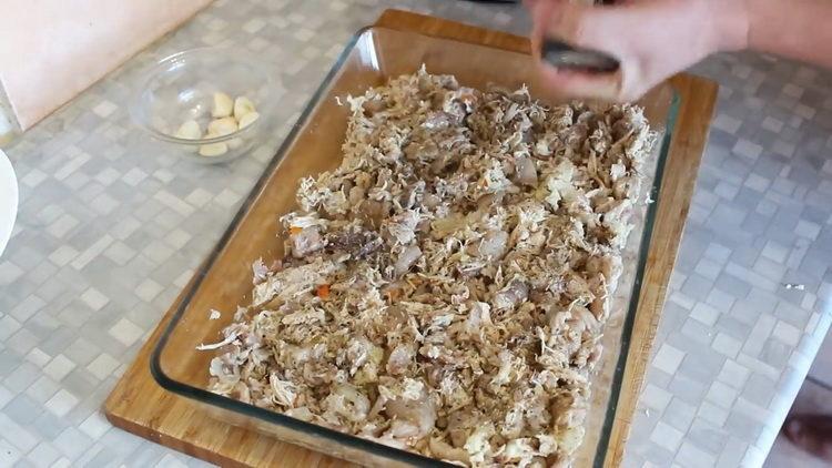 Put the meat in the pan to prepare the dish.