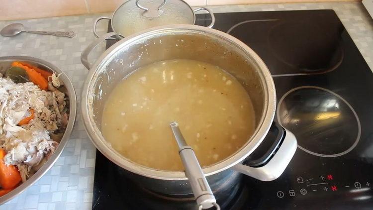 Colar el caldo para cocinar