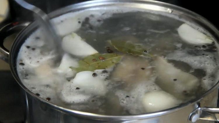 Faire bouillir le bouillon pour la cuisson