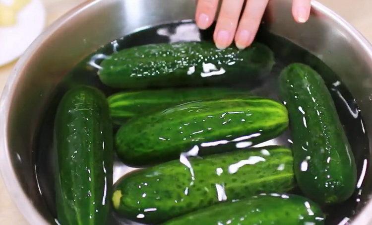 Koken op een eenvoudig recept voor knapperige komkommers