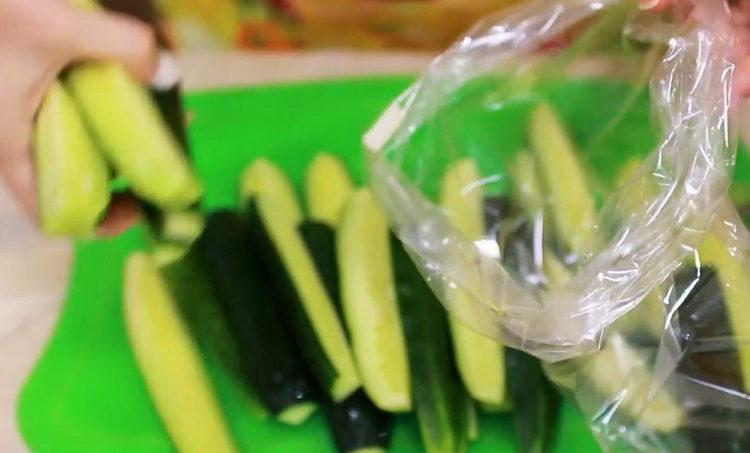 vouw de komkommers in een zak