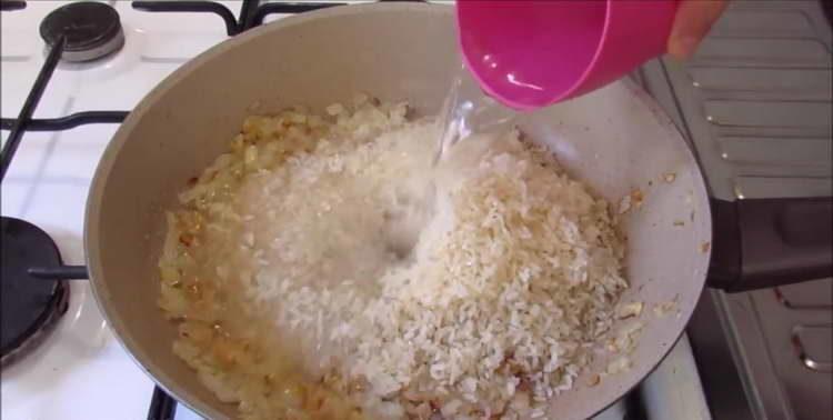 freír el arroz en una sartén
