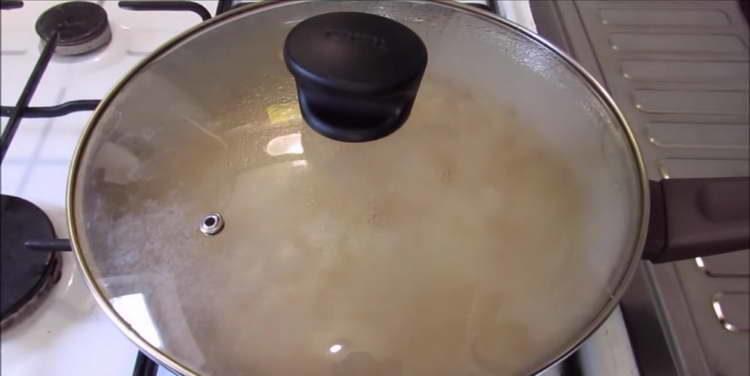 stew rice under the lid