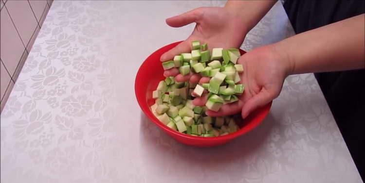 couper les courgettes en cubes