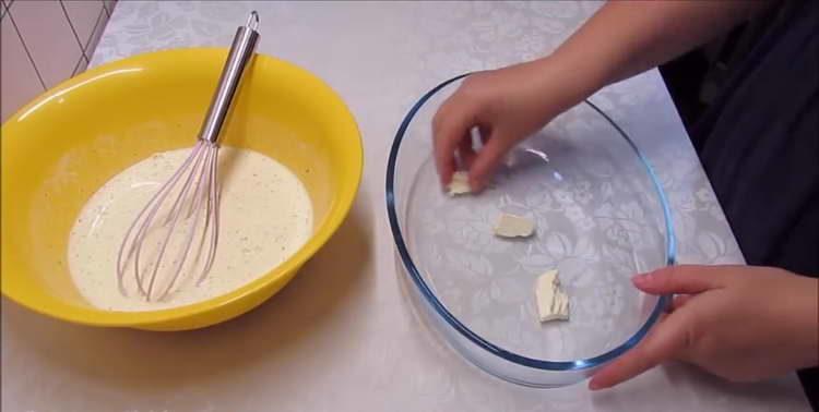 graisser une plaque à pâtisserie avec du beurre