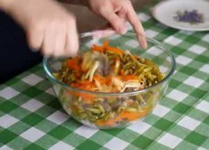 Salade de foie de poulet incroyablement délicieux et copieux avec carottes