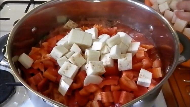 Para preparar el plato, prepara los ingredientes.