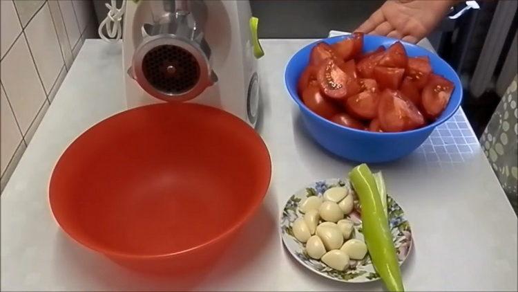 Cuisson de salade d'aubergines pour l'hiver