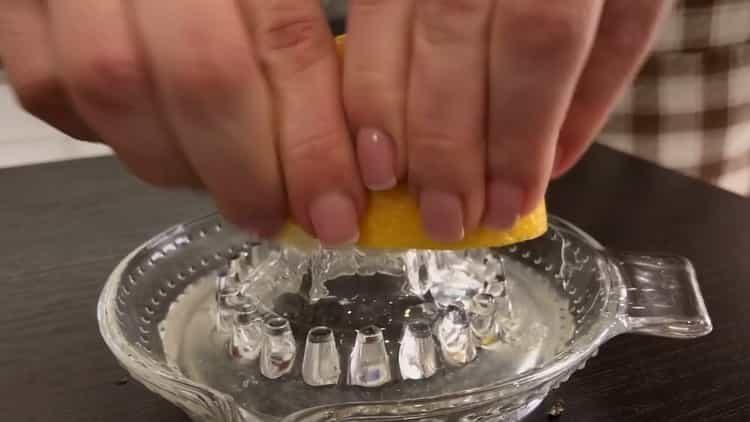 Presser le jus de citron pour préparer