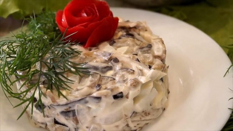 ensalada de berenjenas con huevo listo