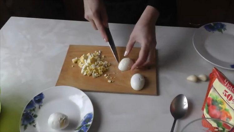 Cortar los huevos para cocinar.