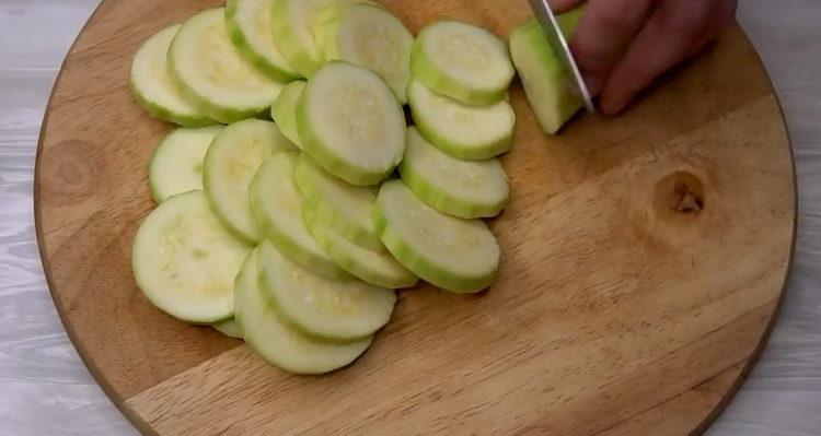 Cooking zucchini and tomato salad