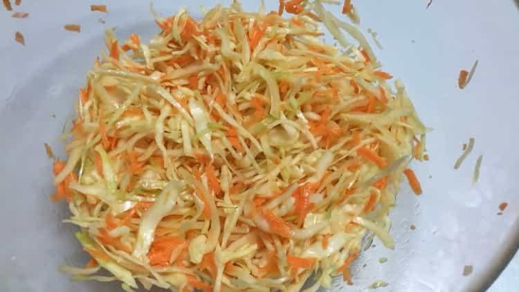 Salade de chou aux carottes selon une recette pas à pas avec photo