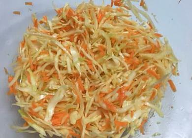 Salade de chou délicieuse avec des carottes