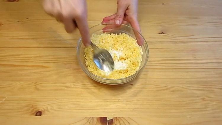 Mezcle el ajo con el queso para cocinar.