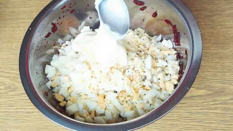 Ajoutez de la mayonnaise pour préparer le repas.